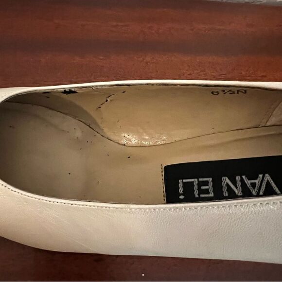 Vaneli Vintage Beige Leather Pumps. 2.5 Inch Stacked Heels. Size 6.5 Narrow - Picture 9 of 12